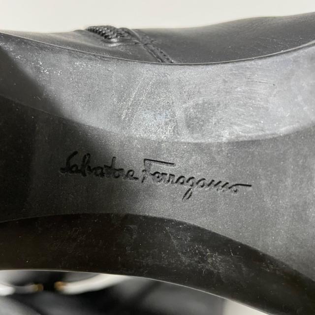 Salvatore Ferragamo(サルヴァトーレフェラガモ)のサルバトーレフェラガモ ロングブーツ - 黒 レディースの靴/シューズ(ブーツ)の商品写真