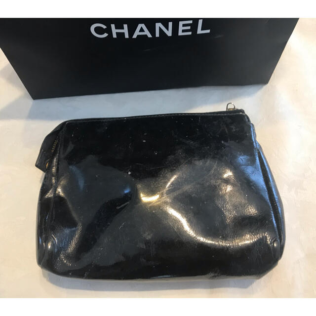 CHANEL(シャネル)のシャネル　CHANEL ポーチ　エナメル　黒　訳有り レディースのファッション小物(ポーチ)の商品写真