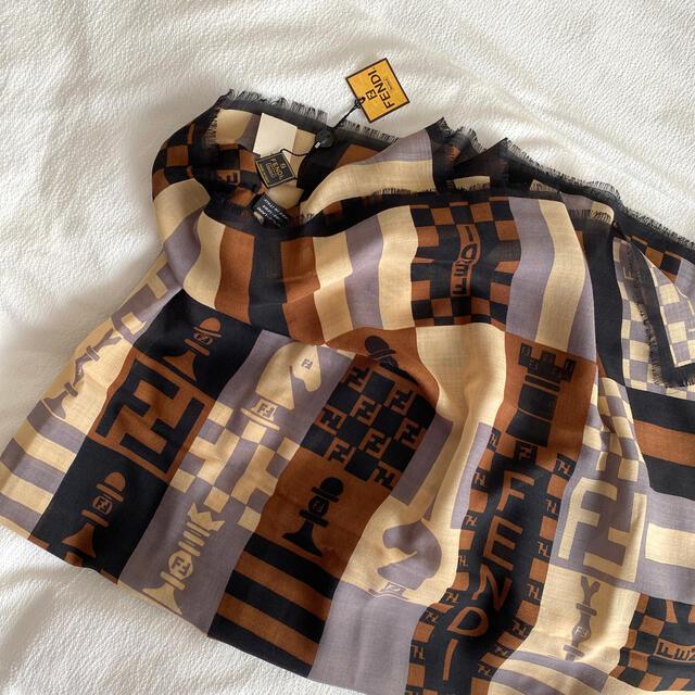 FENDI(フェンディ)の新品　　正規品　FENDI ストール　マフラー　スカーフ レディースのファッション小物(ストール/パシュミナ)の商品写真