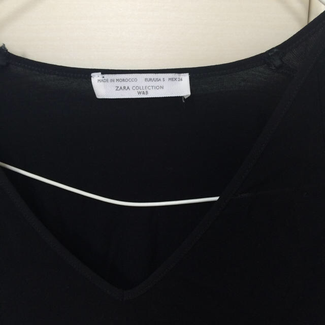 ZARA(ザラ)のZARA 黒半袖カットソーVネック レディースのトップス(Tシャツ(半袖/袖なし))の商品写真