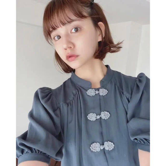 Kastane(カスタネ)のidem back ribbon China blouse 村田倫子 レディースのトップス(シャツ/ブラウス(半袖/袖なし))の商品写真