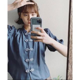 カスタネ(Kastane)のidem back ribbon China blouse 村田倫子(シャツ/ブラウス(半袖/袖なし))