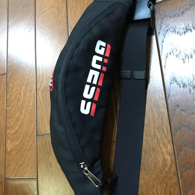 GUESS(ゲス)のguess ウエストポーチ レディースのバッグ(ボディバッグ/ウエストポーチ)の商品写真