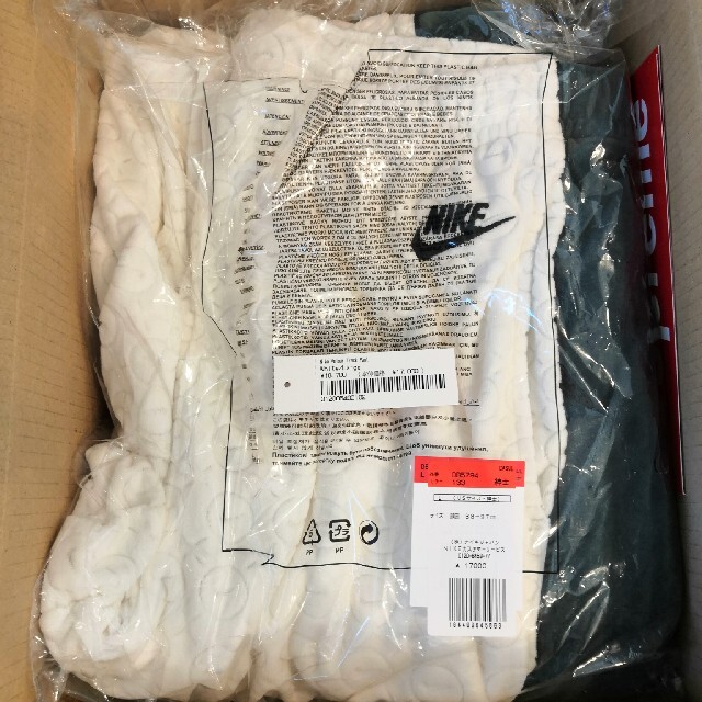 Supreme(シュプリーム)のL white Supreme Nike Velour Track Pant メンズのパンツ(その他)の商品写真