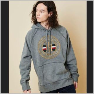 トミーヒルフィガー(TOMMY HILFIGER)のラウンドロゴ刺繍が美しいスウェットパーカー　グレーL(パーカー)