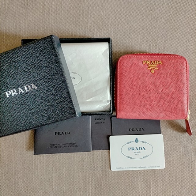 PRADA(プラダ)のとも867様予約済み  PRADA プラダ 2つ折り 財布  レディースのファッション小物(財布)の商品写真