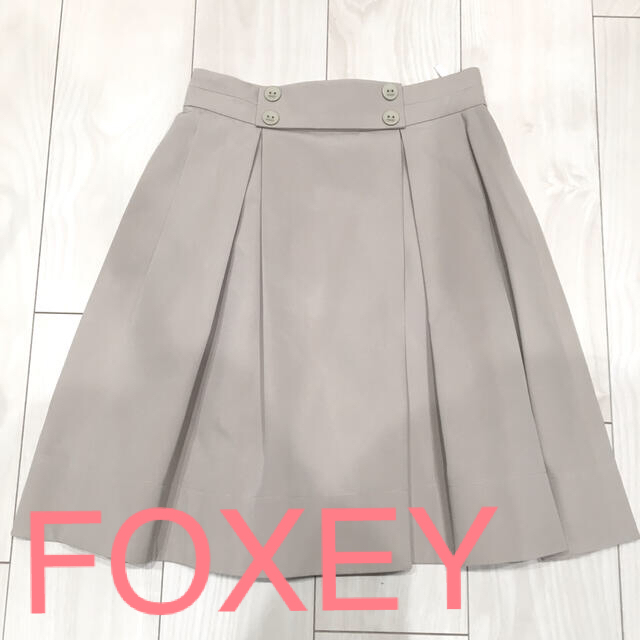 FOXEY(フォクシー)の格安！美品★FOXEY フォクシー　ベージュ　フレアスカート　38 レディースのスカート(ひざ丈スカート)の商品写真