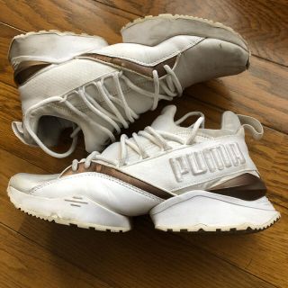 プーマ(PUMA)のPUMAプーマ白✖️金ポイント　厚底スリッポン　サテン　スニーカー23.5(スニーカー)