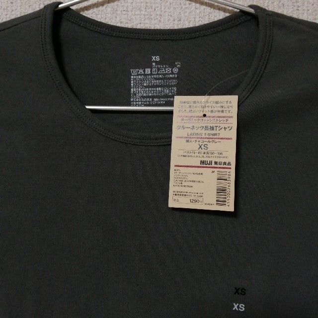 MUJI (無印良品)(ムジルシリョウヒン)の【新品】無印良品 クルーネック長袖Tシャツ XS チャコールグレー 婦人 レディースのトップス(Tシャツ(長袖/七分))の商品写真