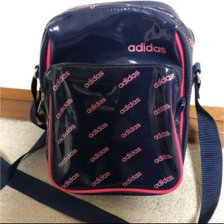 アディダス(adidas)のアディダス　エナメルショルダーバッグ(ショルダーバッグ)