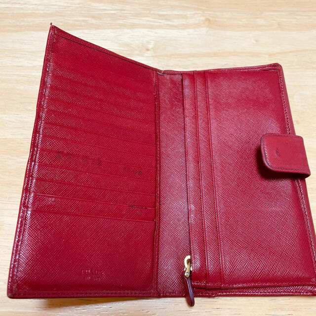 PRADA(プラダ)のPRADA／長財布  赤 カード収納豊富 レディースのファッション小物(財布)の商品写真
