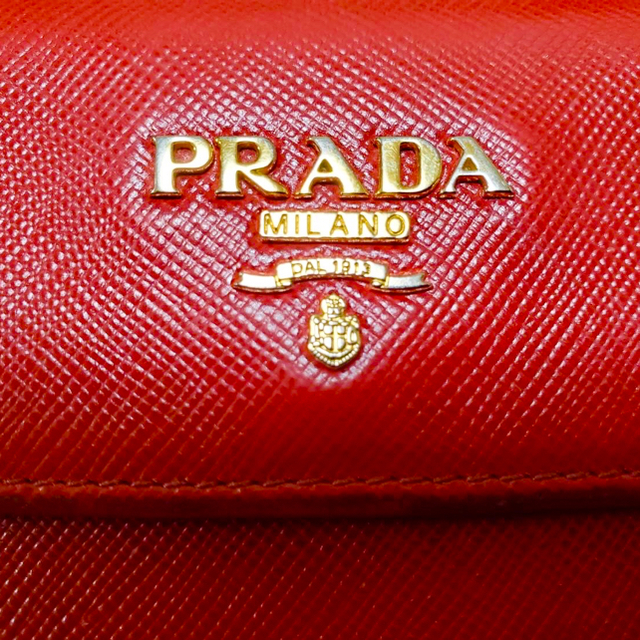 PRADA(プラダ)のPRADA／長財布  赤 カード収納豊富 レディースのファッション小物(財布)の商品写真