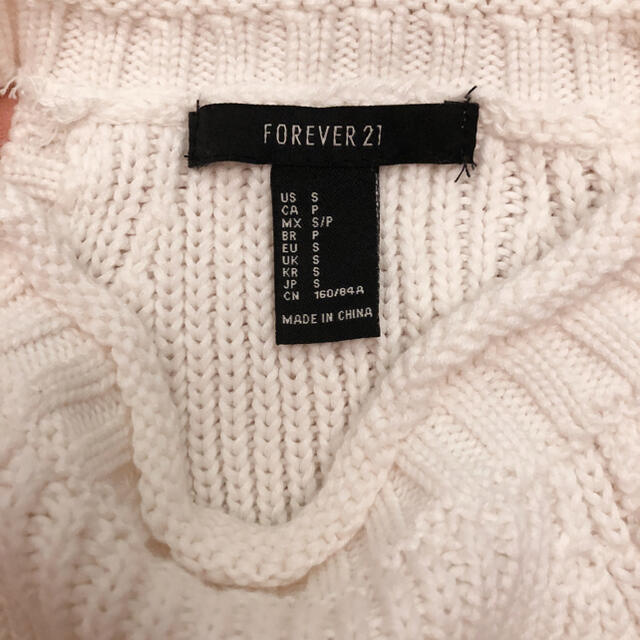 FOREVER 21(フォーエバートゥエンティーワン)のforever21 オープンショルダーニットトップス ホワイト レディースのトップス(ニット/セーター)の商品写真