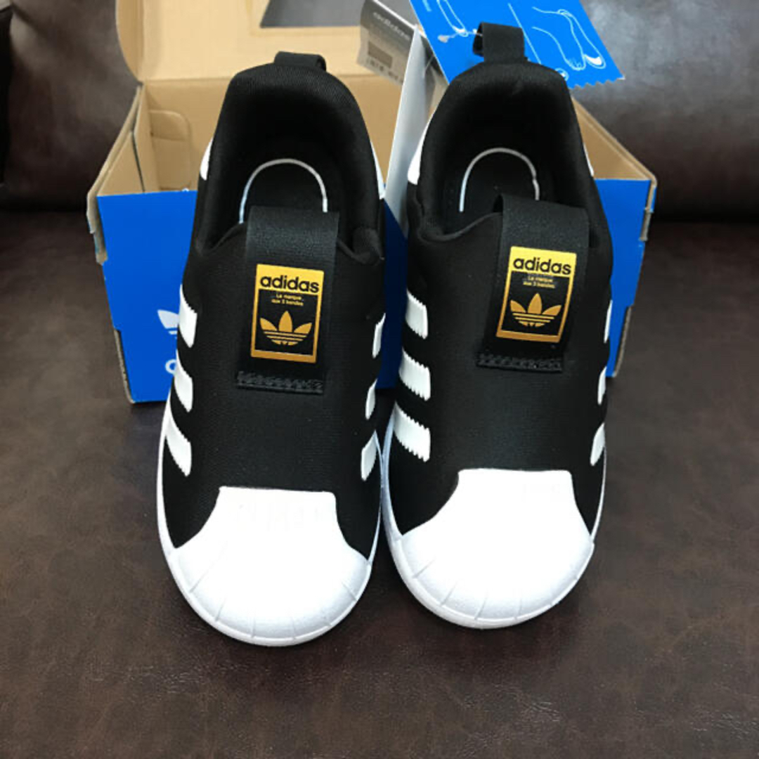 adidas(アディダス)のアディダス　スニーカー　15cm キッズ/ベビー/マタニティのキッズ靴/シューズ(15cm~)(スニーカー)の商品写真