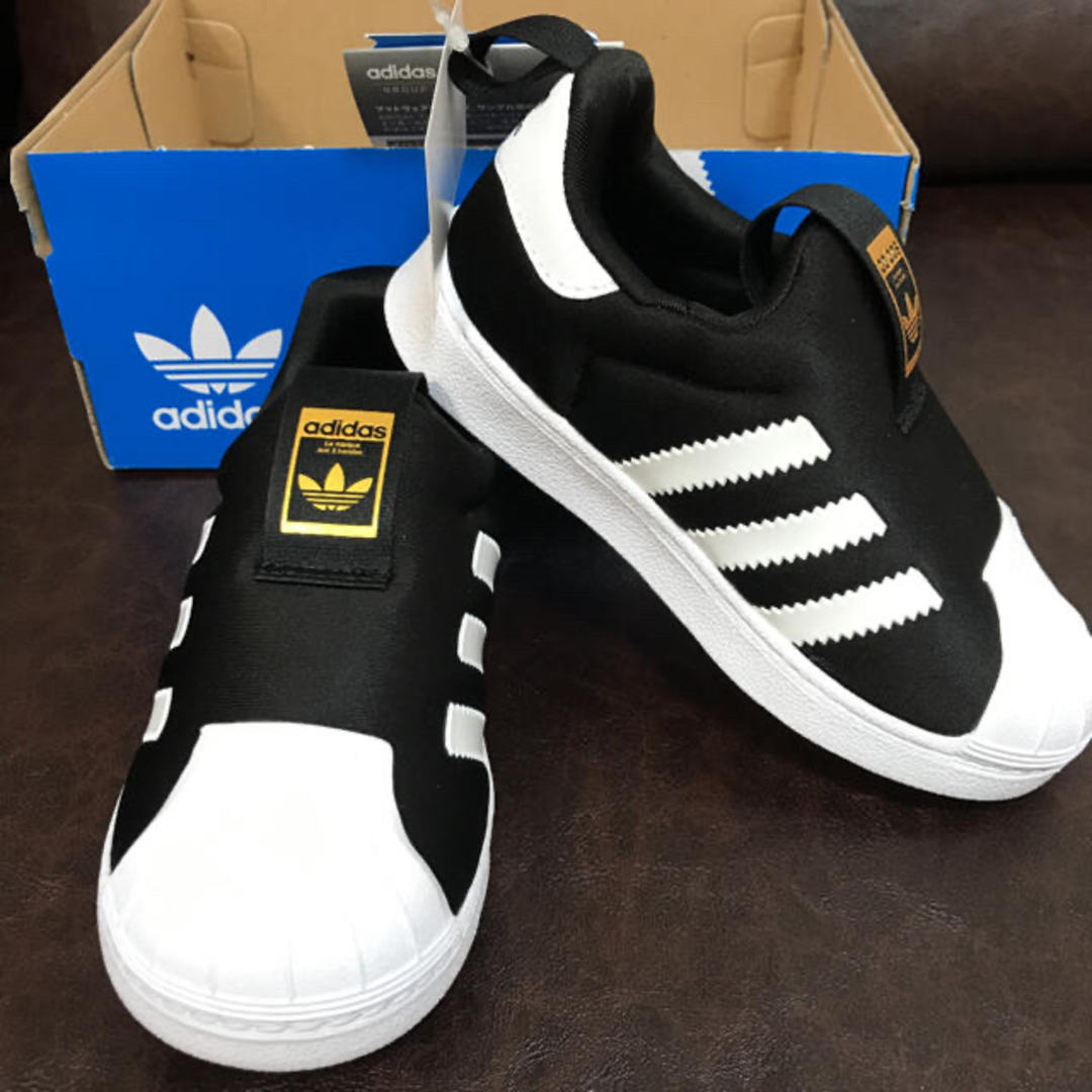 adidas(アディダス)のアディダス　スニーカー　15cm キッズ/ベビー/マタニティのキッズ靴/シューズ(15cm~)(スニーカー)の商品写真