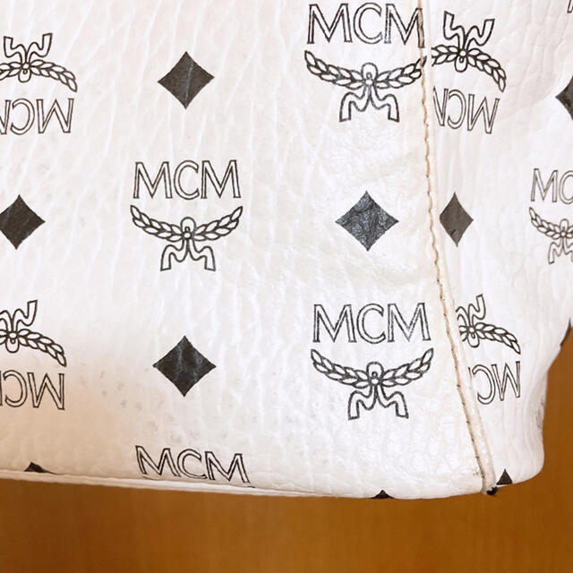 MCM(エムシーエム)の【MCM】ホワイト　バッグ　ポーチ付き レディースのバッグ(トートバッグ)の商品写真