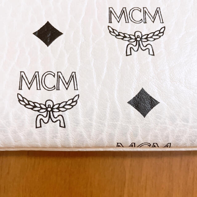 MCM(エムシーエム)の【MCM】ホワイト　バッグ　ポーチ付き レディースのバッグ(トートバッグ)の商品写真