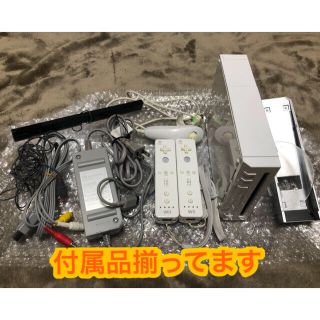 ウィー(Wii)のwii本体＋ソフト２つ(家庭用ゲーム機本体)