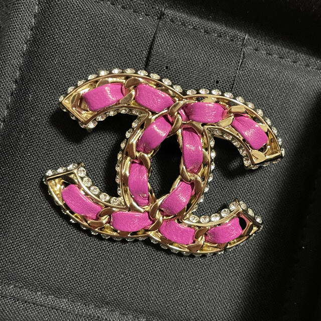 CHANEL(シャネル)のシャネル　CHANEL 最新　21SS ブローチ レディースのアクセサリー(ブローチ/コサージュ)の商品写真