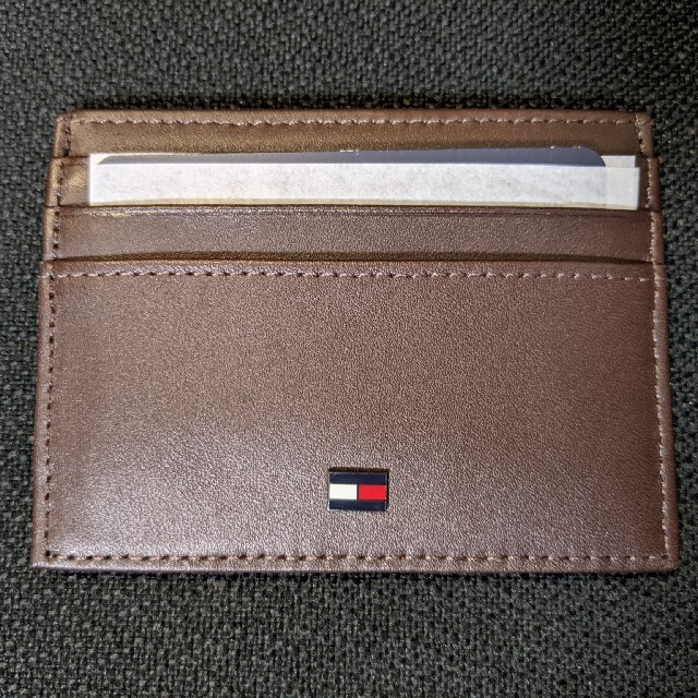 TOMMY HILFIGER(トミーヒルフィガー)のTOMMY HILFIGER　カードケース　ブラウン メンズのファッション小物(名刺入れ/定期入れ)の商品写真