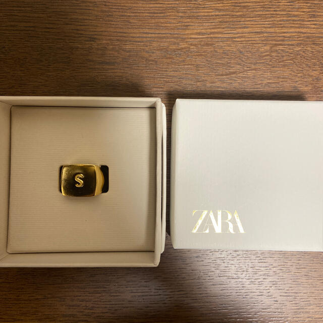 ZARA(ザラ)のZARA イニシャルリング　ゴールドS レディースのアクセサリー(リング(指輪))の商品写真