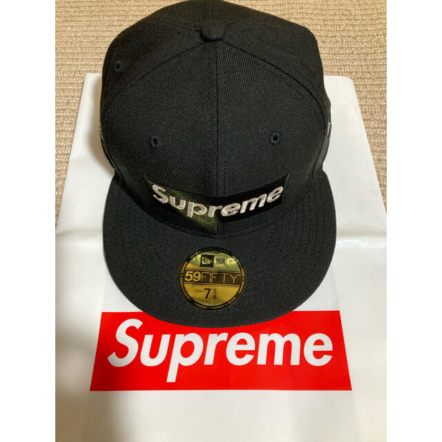 Supreme(シュプリーム)のSupreme $1M Metallic BoxLogo NewEra 75/8 メンズの帽子(キャップ)の商品写真