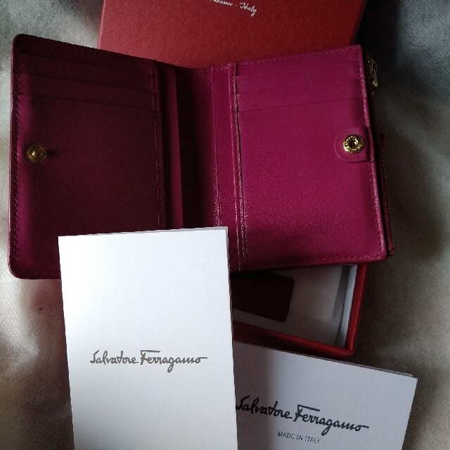 Salvatore Ferragamo(サルヴァトーレフェラガモ)のフェラガモ二つ折りカードケース レディースのファッション小物(財布)の商品写真