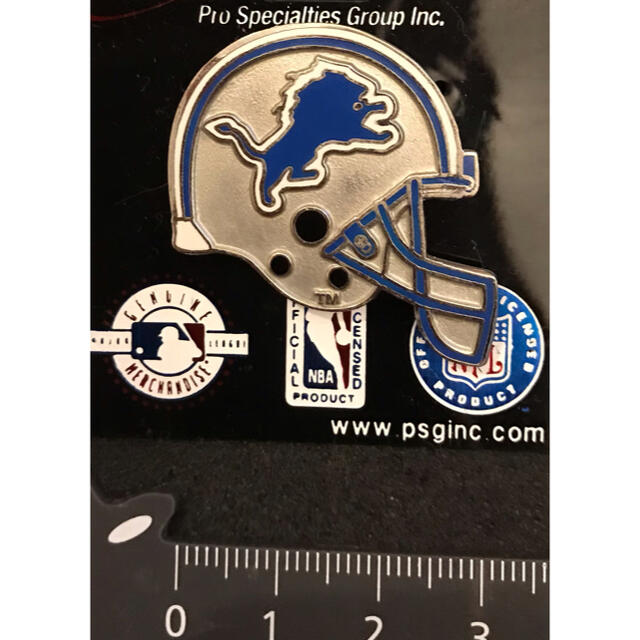 NFL ヘルメット型ピンバッジ Detroit LIONS ライオンズ スポーツ/アウトドアのスポーツ/アウトドア その他(アメリカンフットボール)の商品写真