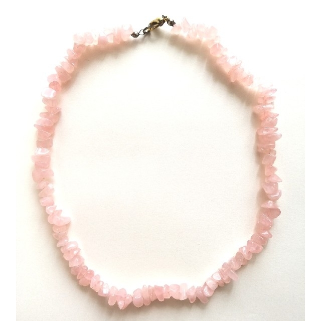 【天然石】さざれ石ネックレス(ピンク)　ローズクオーツ色 レディースのアクセサリー(ネックレス)の商品写真