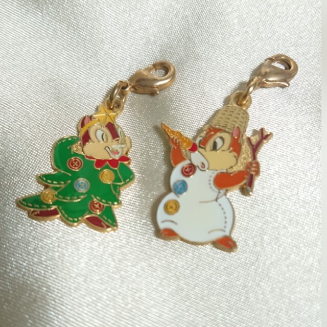 チップ&デール(チップアンドデール)のディズニーリゾート チップ&デール クリスマス ツリー 雪だるま チャーム エンタメ/ホビーのおもちゃ/ぬいぐるみ(キャラクターグッズ)の商品写真