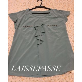 レッセパッセ(LAISSE PASSE)の新品未使用ビジュー付きフリルブラウス(シャツ/ブラウス(半袖/袖なし))