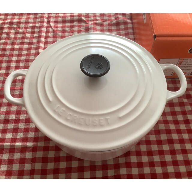 LE CREUSET(ルクルーゼ)のルクルーゼ  ココットロンド　22 ホワイト インテリア/住まい/日用品のキッチン/食器(鍋/フライパン)の商品写真