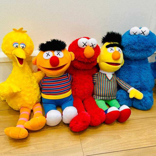 SESAME STREET(セサミストリート)の【スヌーピーク様専用】ユニクロ　カウズ セサミストリート5体セット エンタメ/ホビーのおもちゃ/ぬいぐるみ(ぬいぐるみ)の商品写真