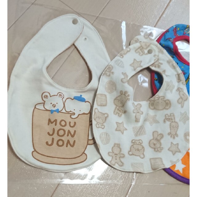 mou jon jon(ムージョンジョン)の未使用 ムージョンジョン スタイセット ビブ キッズ/ベビー/マタニティのこども用ファッション小物(ベビースタイ/よだれかけ)の商品写真