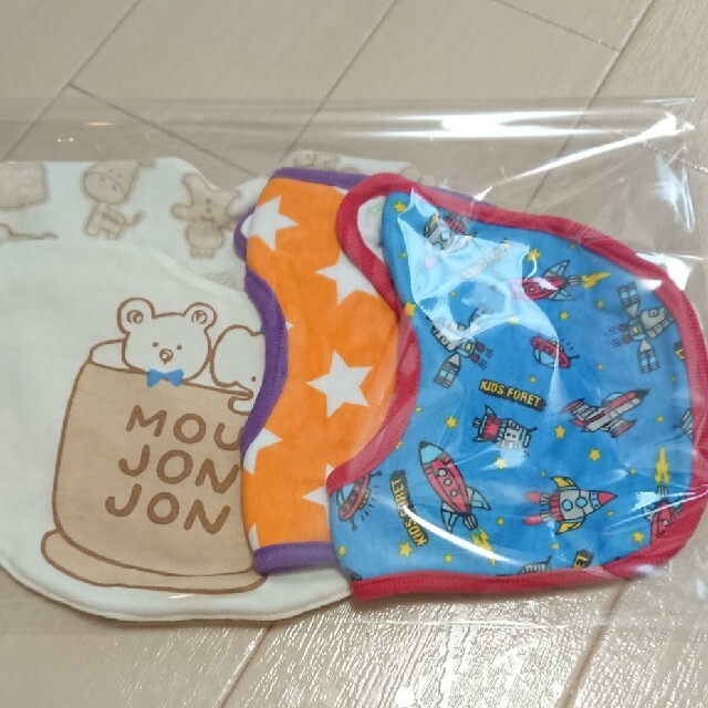 mou jon jon(ムージョンジョン)の未使用 ムージョンジョン スタイセット ビブ キッズ/ベビー/マタニティのこども用ファッション小物(ベビースタイ/よだれかけ)の商品写真