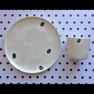 マリメッコ(marimekko)の♡マリメッコ  ウニッコ  ベージュ プレート ラテマグ  marimekko(食器)