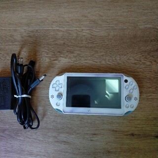 ソニー(SONY)のPlayStation Vita PCH-2000 ホワイト&ライトブルー(携帯用ゲーム機本体)