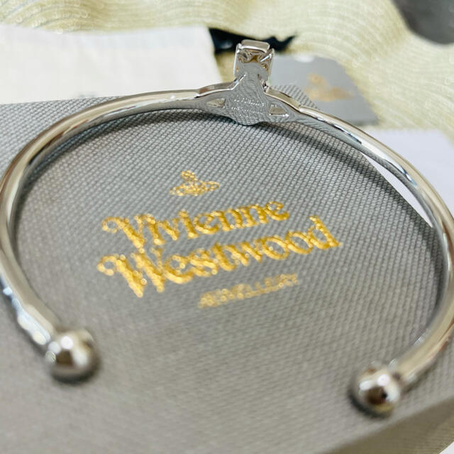 Vivienne Westwood(ヴィヴィアンウエストウッド)の《 新品未使用 》Vivienne Westwood オーブレリーフバングル レディースのアクセサリー(ブレスレット/バングル)の商品写真