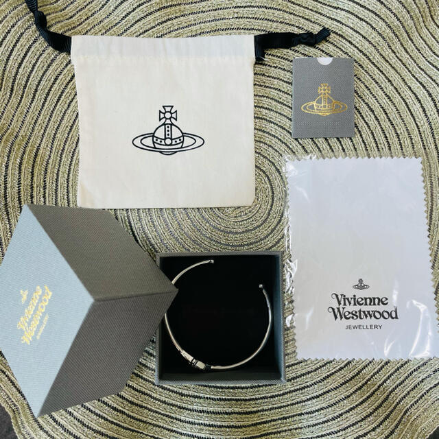 Vivienne Westwood(ヴィヴィアンウエストウッド)の《 新品未使用 》Vivienne Westwood オーブレリーフバングル レディースのアクセサリー(ブレスレット/バングル)の商品写真