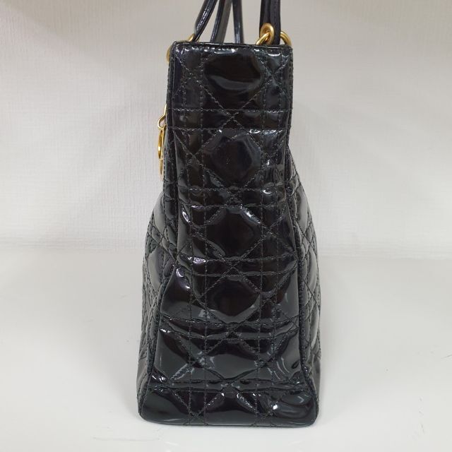 Christian Dior(クリスチャンディオール)のChristian Dior　レディ　カナージュハンドバッグ黒パテントレザー レディースのバッグ(トートバッグ)の商品写真