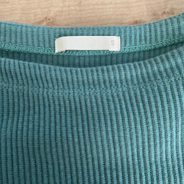 GU(ジーユー)のGU グリーン　5部袖　トップス  美品　Sサイズ レディースのトップス(カットソー(半袖/袖なし))の商品写真