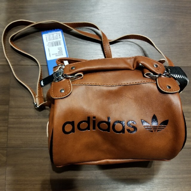 adidas(アディダス)のadidas　アディダス　ミニショルダー レディースのバッグ(ショルダーバッグ)の商品写真