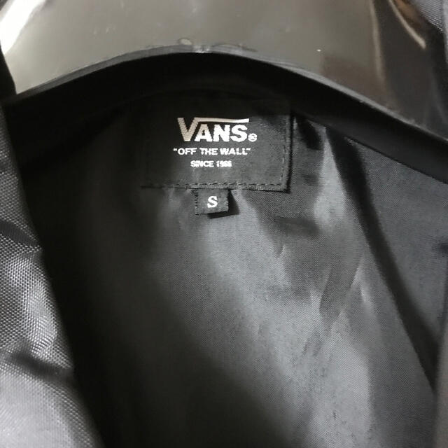 VANS(ヴァンズ)の【アウター】VANS コーチジャケット 黒 Sサイズ レディースのジャケット/アウター(ナイロンジャケット)の商品写真