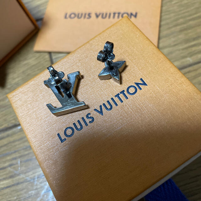 ブックルLVイニシャルピアスLOUIS VUITTON ルイヴィトン ピアス ブックル LV イニシャル