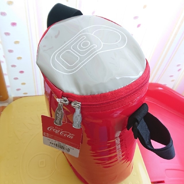 コカ・コーラ(コカコーラ)の新品♪コカ・コーラ 缶型 ショルダー バッグ エンタメ/ホビーのおもちゃ/ぬいぐるみ(キャラクターグッズ)の商品写真
