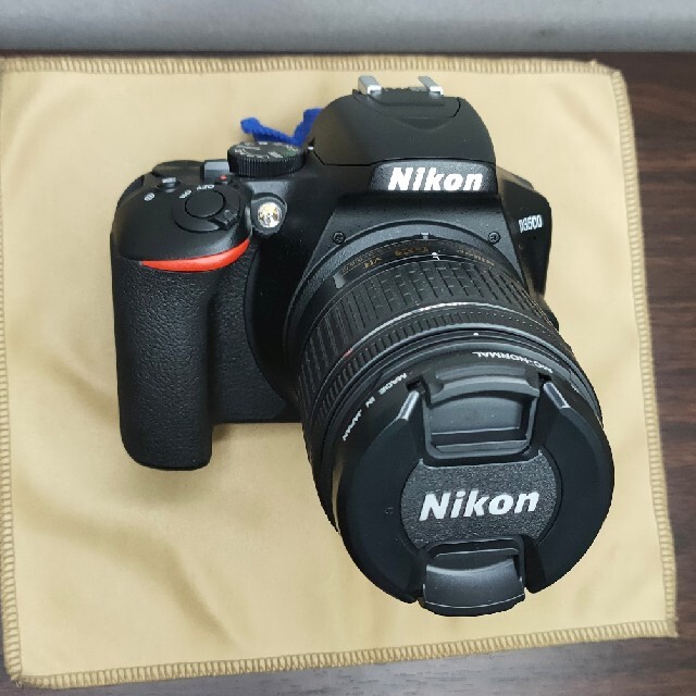 Nikon(ニコン)のニコン D3500 標準ズームレンズ付き スマホ/家電/カメラのカメラ(デジタル一眼)の商品写真