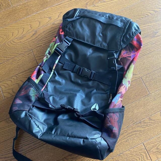 NIXON(ニクソン)のNixon バックパック 中古美品  ブラック×花柄  33L メンズのバッグ(バッグパック/リュック)の商品写真