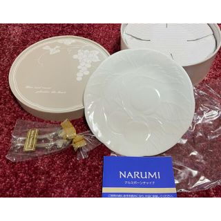 ナルミ(NARUMI)の新品未使用★NARUMIボーンチャイナ★プレート&犬のカラトリーレストセット(食器)