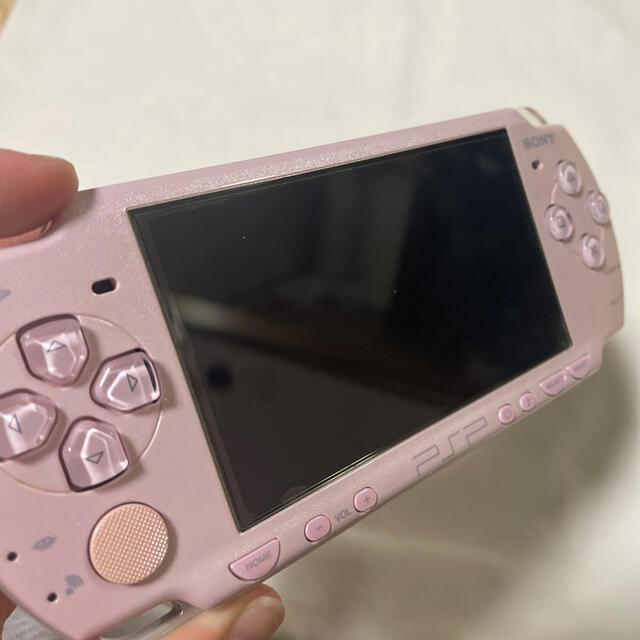 PlayStation Portable(プレイステーションポータブル)のPSP 本体　ピンク エンタメ/ホビーのゲームソフト/ゲーム機本体(携帯用ゲーム機本体)の商品写真