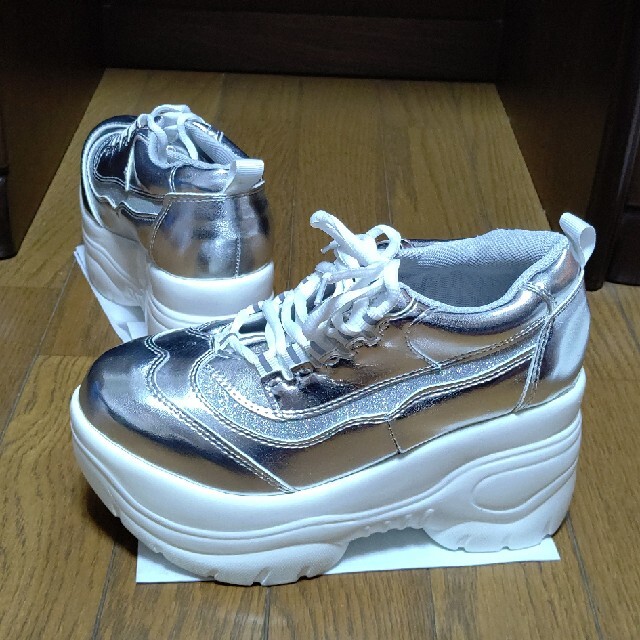 シルバー 厚底スニーカー Lサイズの通販 by メロディ♪♪'s シルバー 厚底スニーカー Lサイズの通販 by メロディ♪♪'s